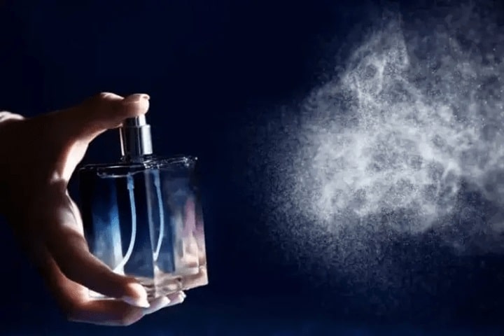 اسپری کردن عطر