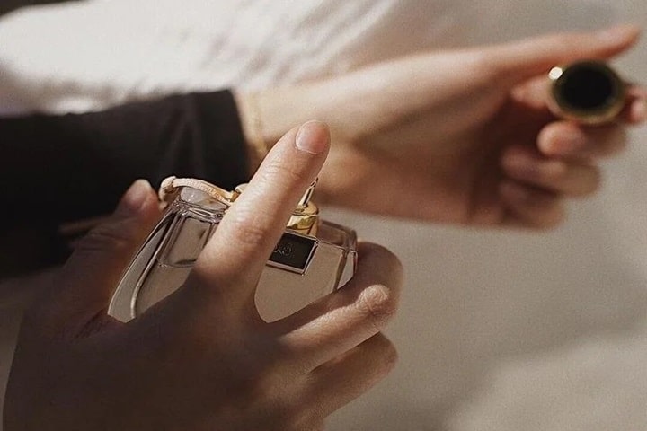اسپری کردن عطر