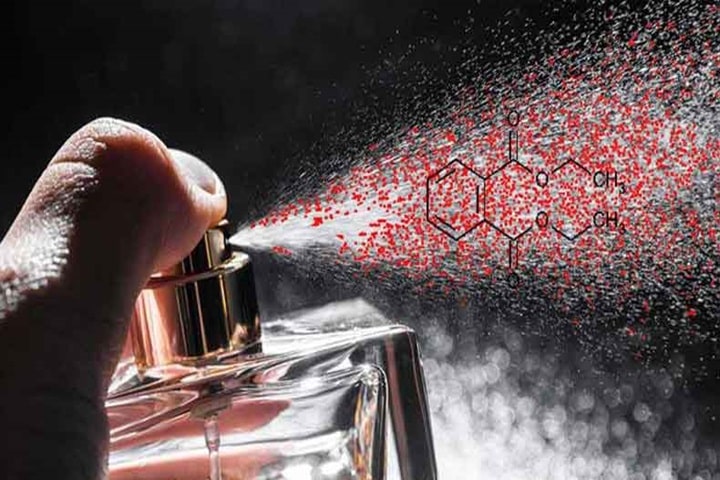 اسپری کردن عطر